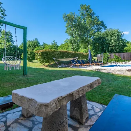 Ladonja, A Charming And Cozy In A Rustic Setting Casa de Férias