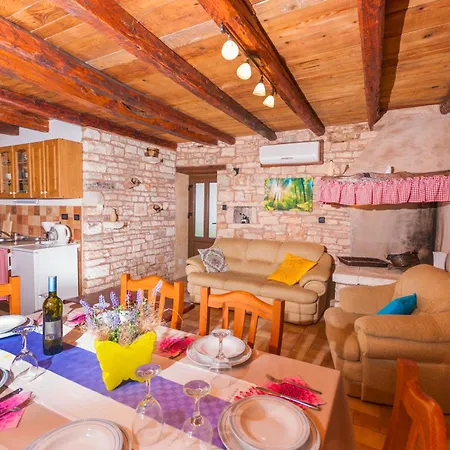 Ladonja, A Charming And Cozy In A Rustic Setting Casa de Férias *