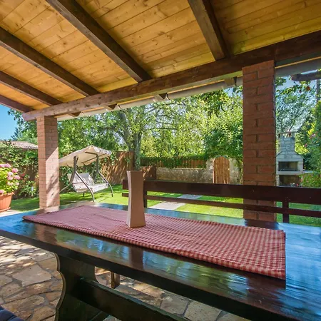 Ladonja, A Charming And Cozy In A Rustic Setting *