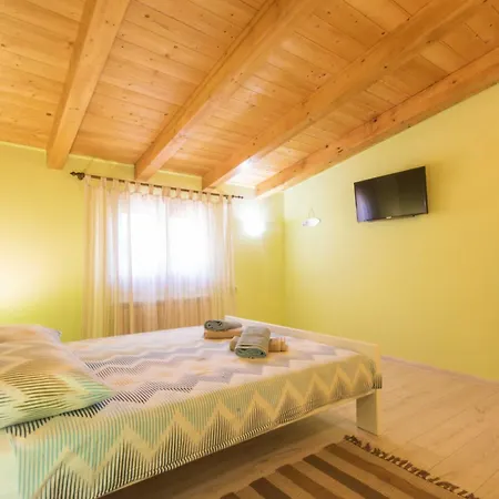 Ladonja, A Charming And Cozy In A Rustic Setting Casa de Férias