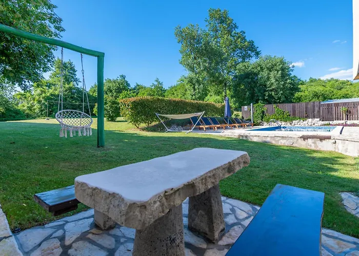 Ladonja, A Charming And Cozy In A Rustic Setting Vikendica